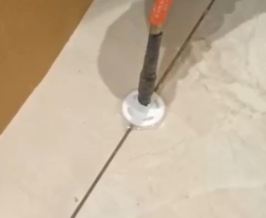 岱山瓷砖空鼓维修公司专业解答瓷砖在铺贴过程中，如果没有涂抹均匀到位的粘结材料（如水泥砂浆或瓷砖胶），可能会导致以下问题